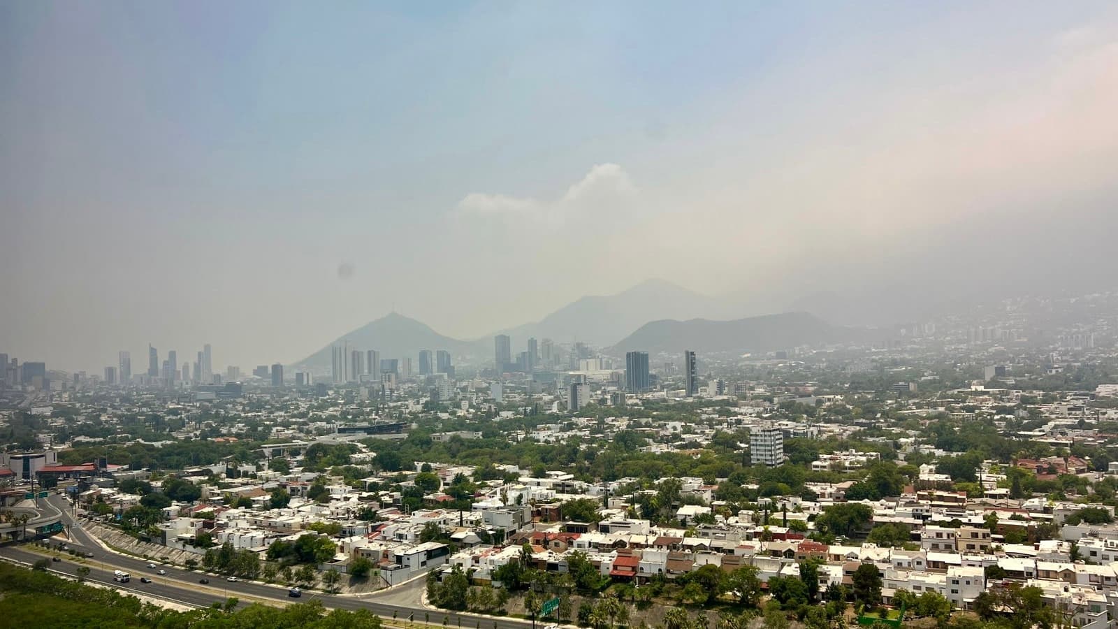 Monterrey con aire contaminado